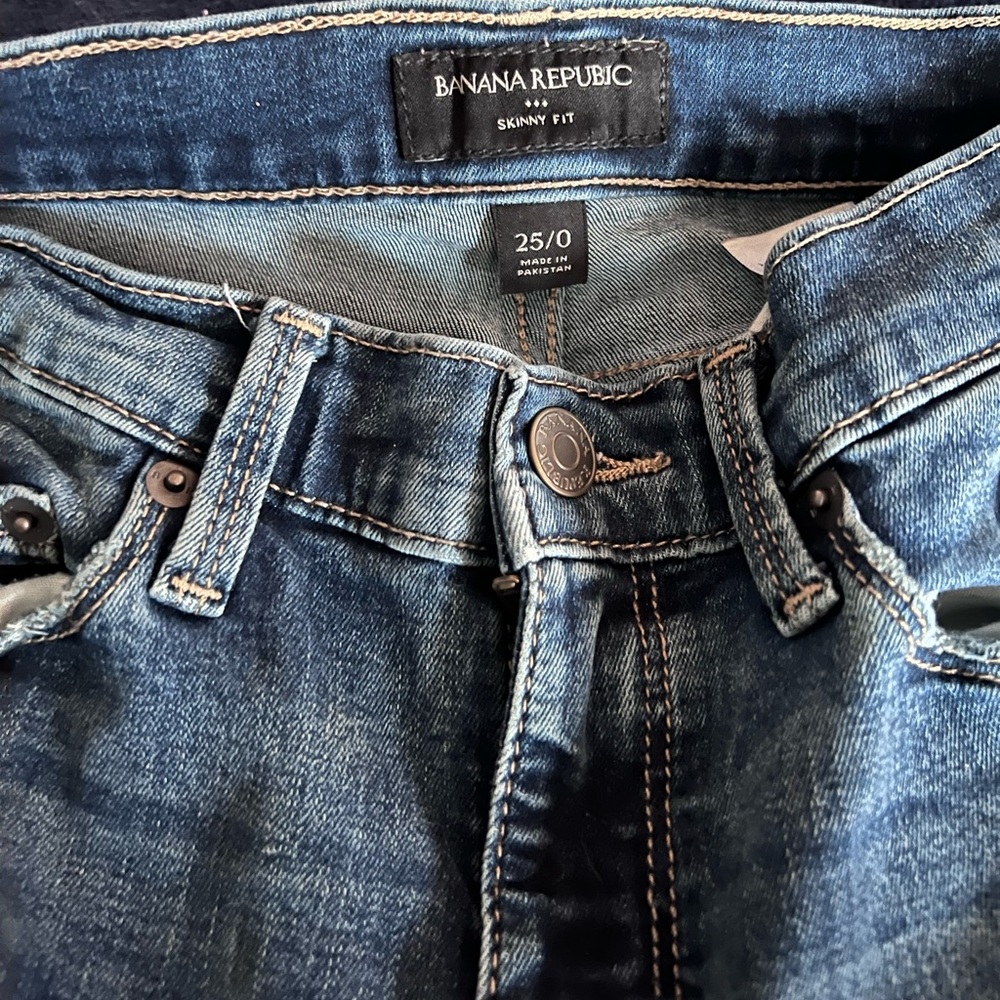 Distressed Banana Republic skinny jeans worn once. Size 25/0.